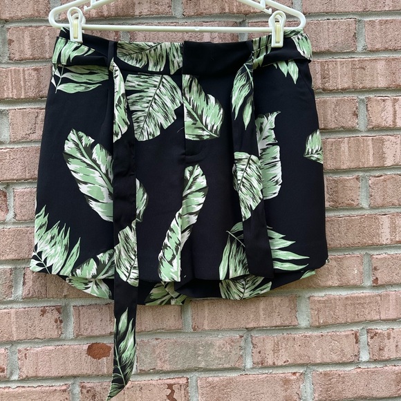 Black and Green Leaf Print Shorts - Picture 1 of 9